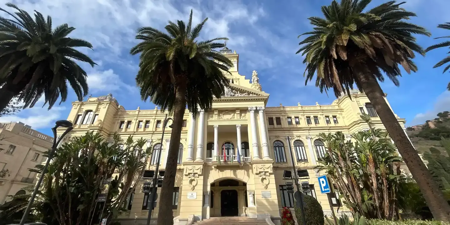Rådhuset i Málaga med palmer foran